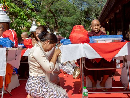 ภาพ No.220104:วันพุธที่ 16 เมษายน พ.ศ. 2568 วัดพระธรรมกายถวายมหาสังฆทาน มอบสิ่งของและทุนทรัพย์กว่า 4 ล้านบาท บรรเทาทุกข์ 181 วัดแผ่นดินไหวเมียนมา