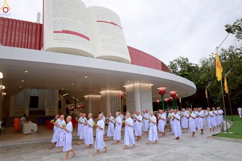 ภาพ No.228860:วันเสาร์ที่ 14 มิถุนายน พ.ศ. 2568 พิธีเวียนประทักษิณ , พิธีขอขมารับผ้าไตร ในโครงการบรรพชาอุปสมบทหมู่ ผู้บริหารรุ่นที่ 15 และ อุดมศึกษา รุ่นที่ 52 ณ โบสถ์พระไตรปิฎก วัดพระธรรมกาย