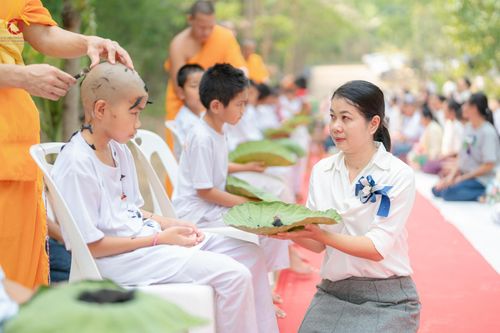 ภาพ No.135051: พิธีบรรพชาสามเณร  พิธีตักบาตรฉลองสามเณรใหม่ วันที่ 1 เมษายน พ.ศ.2567 ในโครงการบรรพชาสามเณรฟื้นฟูพระพุทธศาสนาทั่วไทย ณ ศูนย์ปฏิบัติธรรมแก้วเมืองเลย