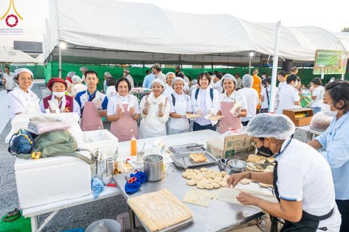 ภาพ No.108090:พิธีถวายภัตตาหารเป็นสังฆทาน แด่คณะพระธรรมยาตราฯ ในโครงการธรรมยาตรากตัญญูบูชา มหาปูชนียาจารย์ พระมงคลเทพมุนี(สด จนฺทสโร) พระผู้ปราบมาร อนุสรณ์สถาน 7 แห่ง ปีที่ 12 วันที่ 8 มกราคม พ.ศ. 2567 ณ อนุสรณ์สถานมหาวิหารพระมงคลเทพมุนี (โลตัสแลนด์) อ.สองพี่น้อง จ.สุ