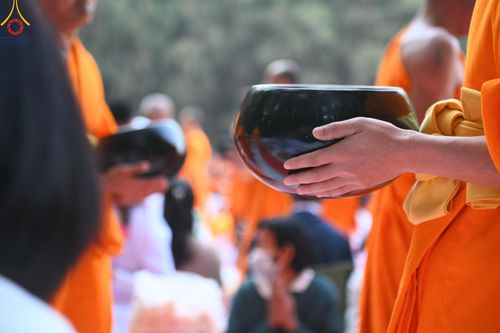 ภาพ No.190222:พิธีตักบาตรพระธรรมยาตรา ณ อนุสรณ์สถานลำดับที่ 1 สถานที่เกิดด้วยรูปกายเนื้อ อนุสรณ์สถานมหาวิหารพระมงคลเทพมุนี (โลตัสแลนด์) อ.สองพี่น้อง จ.สุพรรณบุรี ในโครงการธรรมยาตรา กตัญญูบูชา มหาปูชนียาจารย์ พระมงคลเทพมุนี(สด จนฺทสโร) พระผู้ปราบมาร อนุสรณ์สถาน 7 แห่ง 