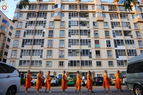 ภาพ No.136046:พระธรรมทายาท โครงการบวชพระนานาชาติ AEC & WAB ผู้บริหารรุ่นที่ 2 บิณฑบาต ณ หอฉันคุณยายอาจารย์ฯ เมืองแก้วมณี หมู่บ้านแก้วพุทธรักษา วันที่ 28 เมษายน พ.ศ. 2567