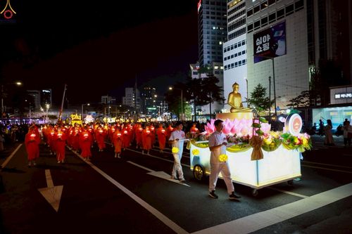 ภาพ No.229559:วันเสาร์ที่ 26 เมษายน พ.ศ. 2568 คณะพระภิกษุสามเณรในโครงการบรรพชาหมู่ 81 รูป  วัดภาวนาโซล ประเทศเกาหลีใต้ ได้ร่วมกับคณะสาธุชนคนไทยในเกาหลีใต้  ร่วมกันเดินขบวนอัญเชิญโคมดอกบัว  เพื่อบูชาแด่องค์สมเด็จพระสัมมาสัมพุทธเจ้า  ในงานเทศกาลวิสาขบูชานานาชาติ ประจำปี