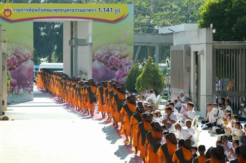 ภาพ No.193259:พิธีต้อนรับพระธรรมยาตรา ณ อนุสรณ์สถาน สถานที่เกิดในเพศสมณะ วัดสองพี่น้อง อำเภอสองพี่น้อง จังหวัดสุพรรณบุรี ในโครงการธรรมยาตรา กตัญญูบูชา มหาปูชนียาจารย์ พระมงคลเทพมุนี(สด จนฺทสโร) พระผู้ปราบมาร อนุสรณ์สถาน 7 แห่ง ปีที่ 13 วันที่ 11 มกราคม พ.ศ. 2568
