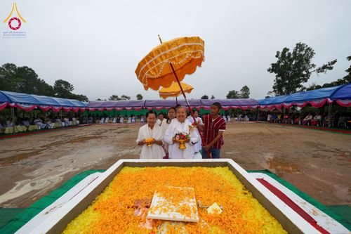 ภาพ No.174100:พิธีวางศิลาฤกษ์มหาสมบัติ โปรยรัตนชาติบ่อมงคลเศรษฐี ติดแผ่นทอง ลูกนิมิต - ช่อฟ้า เพื่อสถาปนาสร้างอุโบสถ บูชาธรรม 80 ปีหลวงพ่อธัมมชโย ณ วัดทุ่งเจริญธรรม อ.อมก๋อย จ.เชียงใหม่ วันที่ 8 พฤศจิกายน พ.ศ. 2567