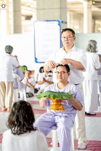 ภาพ No.248601:วันที่ 28 กันยายน พ.ศ. 2568 พิธีตัดปอยผม และปลงผม โครงการอุปสมบทบูชาธรรม 141 ปี พระมงคลเทพมุนี ณ วิหารคด วัดพระธรรมกาย