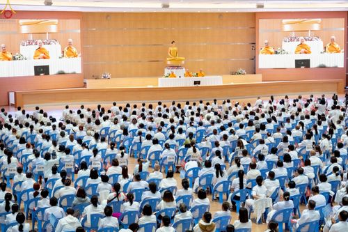 ภาพ No.239897:วันที่ ๒๒ - ๒๔ สิงหาคม พ.ศ. ๒๕๖๘ สัมมนารวมใจผู้นำบุญ บูชาธรรม ๘๑ ปี หลวงพ่อธัมมชโย กฐินสามัคคีทั่วไทย ๓๐,๐๐๐ วัด โครงการอุปสมบทบูชาธรรมมหาปูชนียาจารย์ ๓,๐๐๐ รูป รุ่นที่ ๑