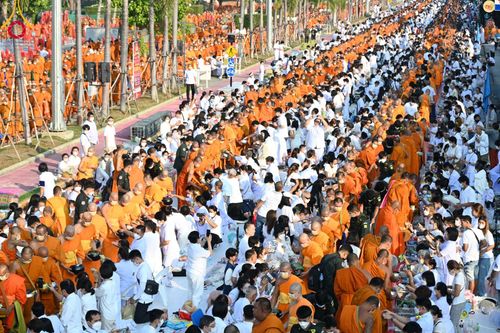 ภาพ No.101767:ตักบาตรพระ 10,000 รูป เติมบุญให้แผ่นดิน เนื่องในโอกาส 192 ปี จังหวัดกาญจนบุรี หนึ่งในโครงการตักบาตรพระ 2,000,000 รูป  77 จังหวัดทุกวัดทั่วไทย วันจันทร์ที่ 11 ธันวาคม พ.ศ. 2566 บริเวณถนนสองแคว (SKY WALK) เมืองกาญจนบุรี