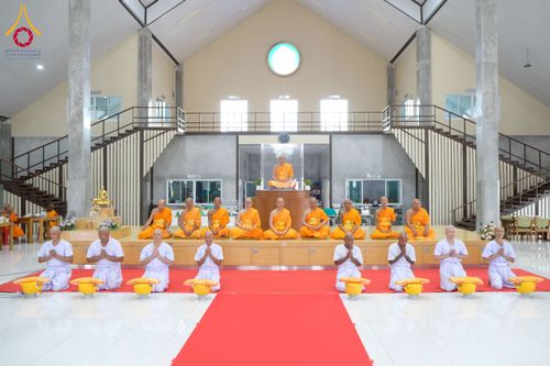 ภาพ No.277930:พิธีตัดปอยผมและปลงผมนาคธรรมทายาท พิธีขอขมาผู้ปกครอง ณ ศูนย์อบรมเยาวชนนครปฐม จ.นครปฐม และพิธีมอบบาตร ผ้าไตร นาคธรรมทายาท พิธีบรรพชา อุปสมบทหมู่ ณ วัดลาดหญ้าไทร จ.นครปฐม