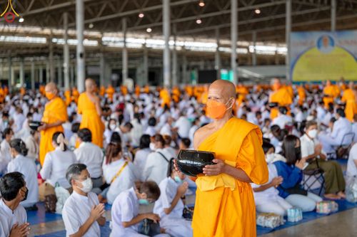 ภาพ No.82959:พิธีตักบาตร ณ บ้านแก้วเรือนทองคุณยายอาจารย์ฯ พิธีบูชาข้าวพระ ณ สภาธรรมกายสากล วัดพระธรรมกาย ในวันอาทิตย์ต้นเดือนที่ 2 ก.ค. พ.ศ.2566