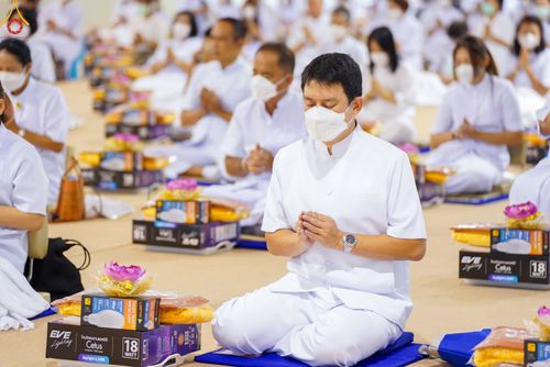 ภาพ No.84468:พิธีถวายผ้าอาบน้ำฝนและประทีปโคมไฟ ในวันอาสาฬหบูชา ณ ห้องแก้วสารพัดนึก 1 วัดพระธรรมกาย วันอังคารที่ 1 สิงหาคม พ.ศ. 2566