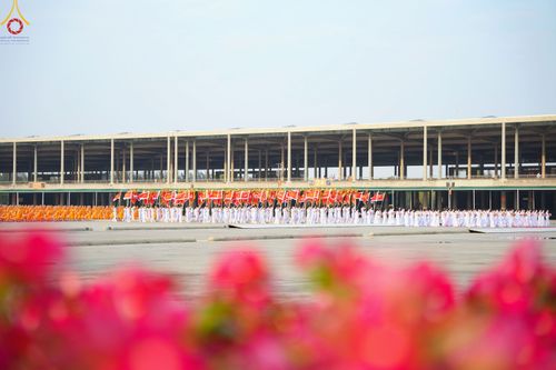 ภาพ No.79106:พิธีอัญเชิญองค์พระบรมพุทธเจ้า 24 องค์ เวียนประทักษิณรอบพระมหาธรรมกายเจดีย์ ณ วัดพระธรรมกาย  วันที่ 2 เมษายน พ.ศ. 2566