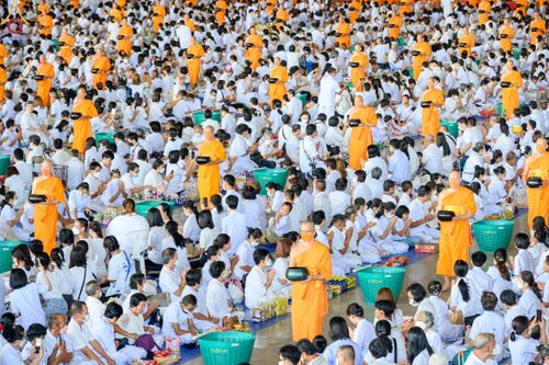ภาพ No.81487:พิธีตักบาตร ข้าวสารอาหารแห้ง และพิธีบูชาข้าวพระ ณ สภาธรรมกายสากล วัดพระธรรมกาย วันเสาร์ที่ 3 มิถุนายน 2566