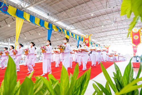 ภาพ No.86320:วันธรรมชัย ปีที่ 55 พิธีทอดผ้าป่ากฐินสมทบครั้งที่1, พิธีเจริญพุทธมนต์ ลูกนิมิตมหาสมบัติฯ พิธีจุดประทีป,พิธีฉลองชัยสวดมนต์บทธัมมจักกัปปวัตนสูตร วันอาทิตย์ที่ 27 สิงหาคม พ.ศ.2566 ณ สภาธรรมกายสากล / มหารัตนวิหารคด วัดพระธรรมกาย