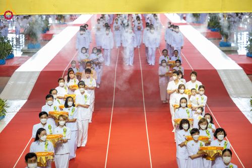 ภาพ No.86302:วันธรรมชัย ปีที่ 55 พิธีทอดผ้าป่ากฐินสมทบครั้งที่1, พิธีเจริญพุทธมนต์ ลูกนิมิตมหาสมบัติฯ พิธีจุดประทีป,พิธีฉลองชัยสวดมนต์บทธัมมจักกัปปวัตนสูตร วันอาทิตย์ที่ 27 สิงหาคม พ.ศ.2566 ณ สภาธรรมกายสากล / มหารัตนวิหารคด วัดพระธรรมกาย