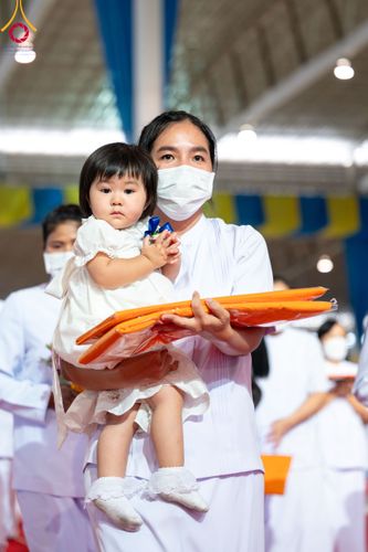 ภาพ No.86356:วันธรรมชัย ปีที่ 55 พิธีทอดผ้าป่ากฐินสมทบครั้งที่1, พิธีเจริญพุทธมนต์ ลูกนิมิตมหาสมบัติฯ พิธีจุดประทีป,พิธีฉลองชัยสวดมนต์บทธัมมจักกัปปวัตนสูตร วันอาทิตย์ที่ 27 สิงหาคม พ.ศ.2566 ณ สภาธรรมกายสากล / มหารัตนวิหารคด วัดพระธรรมกาย