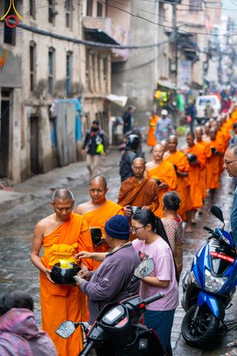 ภาพ No.317154:วันจันทร์ที่ 30 มีนาคม พ.ศ.2569 จาริกบิณฑบาตสยมภูนาทสู่พระราชวังหนุมานโดกา ประเทศเนปาล