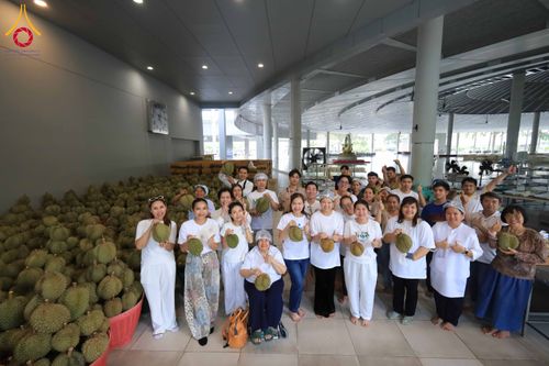 ภาพ No.323551:วันที่ 21 เมษายน 2569 ปอกทุเรียน 26 ตัน 75,000 กล่อง เตรียมงานถวายสังฆทาน40000กว่าวัดทั่วประเทศ