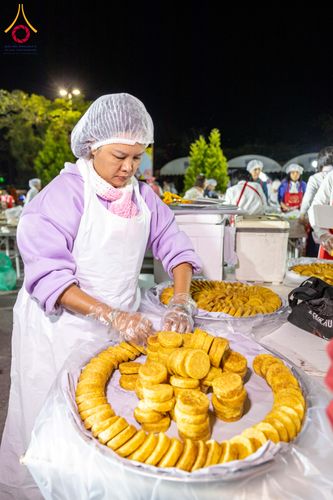 ภาพ No.293432:วันที่ 13 มกราคม พ.ศ. 2569 พิธีถวายภัตตาหารเป็นสังฆทาน แด่พระธรรมยาตรา ณ อนุสรณ์สถานมหาวิหารพระมงคลเทพมุนี (โลตัสแลนด์) อ.สองพี่น้อง จ.สุพรรณบุรี ในโครงการธรรมยาตรา กตัญญูบูชา มหาปูชนียาจารย์ พระมงคลเทพมุนี(สด จนฺทสโร) พระผู้ปราบมาร อนุสรณ์สถาน 7 แห่ง ปี