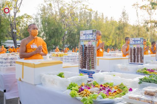 ภาพ No.292711:วันที่ 12 มกราคม พ.ศ. 2569 พิธีถวายภัตตาหารเป็นสังฆทาน แด่พระธรรมยาตรา ณ อนุสรณ์สถานมหาวิหารพระมงคลเทพมุนี (โลตัสแลนด์) อ.สองพี่น้อง จ.สุพรรณบุรี ในโครงการธรรมยาตรา กตัญญูบูชา มหาปูชนียาจารย์ พระมงคลเทพมุนี(สด จนฺทสโร) พระผู้ปราบมาร อนุสรณ์สถาน 7 แห่ง ปี