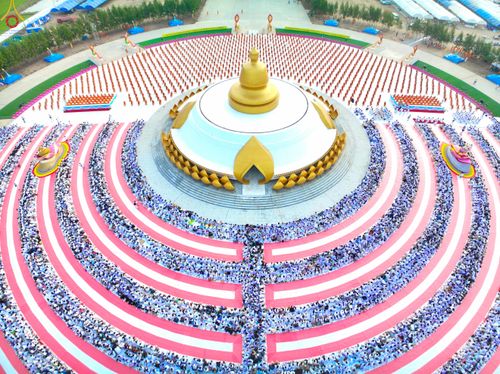 ภาพ No.302585:วันที่ 24 มกราคม พ.ศ. 2569 พิธีตักบาตรพระธรรมยาตรา(ภาพชุดที่ 2) ณ อนุสรณ์สถานลำดับที่ 5 สถานที่เผยแผ่วิชชาธรรมกายครั้งแรก อนุสรณ์สถานบางปลา วัดบางปลา อำเภอบางเลน จังหวัดนครปฐม ในโครงการธรรมยาตรา กตัญญูบูชา มหาปูชนียาจารย์ พระมงคลเทพมุนี(สด จนฺทสโร) พระผู
