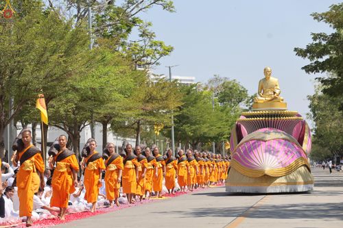 ภาพ No.304566:วันที่ 25 มกราคม พ.ศ. 2569 พิธีต้อนรับพระธรรมยาตรา (ภาพชุดที่ 2) รร.สามัคคีราษฏร์บำรุง-วัดพระธรรมกาย ในโครงการธรรมยาตรา กตัญญูบูชา มหาปูชนียาจารย์ พระมงคลเทพมุนี(สด จนฺทสโร) พระผู้ปราบมาร อนุสรณ์สถาน 7 แห่ง ปีที่ 14