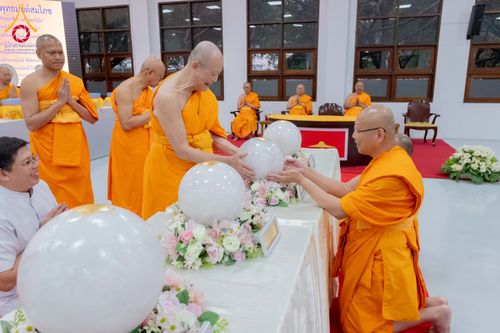 ภาพ No.294277:วันอาทิตย์ที่ 14 ธันวาคม พ.ศ.2568 พิธีเจริญพระพุทธมนต์สมโภชดวงแก้วลูกนิมิตเอก และดวงแก้วนิมิตปฏิบัติธรรม อัญเชิญประดิษฐาน  ณ วัดพระธรรมกายในประเทศสหรัฐอเมริกาและประเทศเยอรมนี 7 แห่ง ณ อาคารปลูกศรัทธา 2 วัดพระธรรมกาย