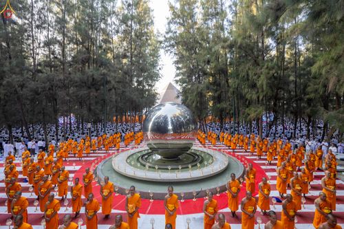 ภาพ No.290064:วันที่ 6 มกราคม พ.ศ. 2569 พิธีจุดประทีปถวายเป็นพุทธบูชา และบูชาธรรมมหาปูชนียาจารย์ (ภาพชุดที่ 2) ณ อนุสรณ์สถานมหาวิหารพระมงคลเทพมุนี (โลตัสแลนด์) อ.สองพี่น้อง จ.สุพรรณบุรี ในโครงการธรรมยาตรา กตัญญูบูชา มหาปูชนียาจารย์ พระมงคลเทพมุนี(สด จนฺทสโร) พระผู้ปรา