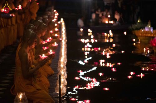 ภาพ No.297467:วันที่ 16 มกราคม พ.ศ. 2569 พิธีลอยประทีปธรรมถวายเป็นพุทธบูชา และบูชาธรรมมหาปูชนียาจารย์  ณ วัดโบสถ์บน ต.บางคูเวียง จ.นนทบุรี อนุสรณ์สถานลำดับที่ 4 สถานที่เกิดด้วยกายธรรม ในโครงการธรรมยาตรา กตัญญูบูชา มหาปูชนียาจารย์ พระมงคลเทพมุนี(สด จนฺทสโร) พระผู้ปราบม