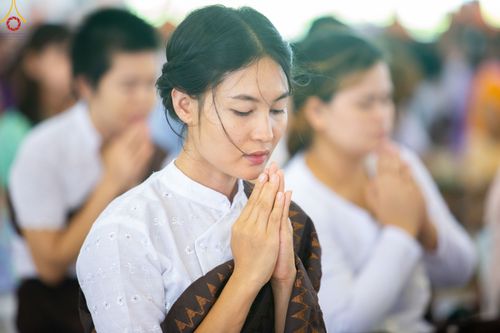 ภาพ No.83038:พิธีตักบาตร ณ บ้านแก้วเรือนทองคุณยายอาจารย์ฯ พิธีบูชาข้าวพระ ณ สภาธรรมกายสากล วัดพระธรรมกาย ในวันอาทิตย์ต้นเดือนที่ 2 ก.ค. พ.ศ.2566