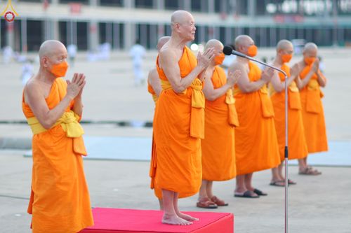 ภาพ No.79213:พิธีอัญเชิญองค์พระบรมพุทธเจ้า 24 องค์ เวียนประทักษิณรอบพระมหาธรรมกายเจดีย์ ณ วัดพระธรรมกาย  วันที่ 2 เมษายน พ.ศ. 2566