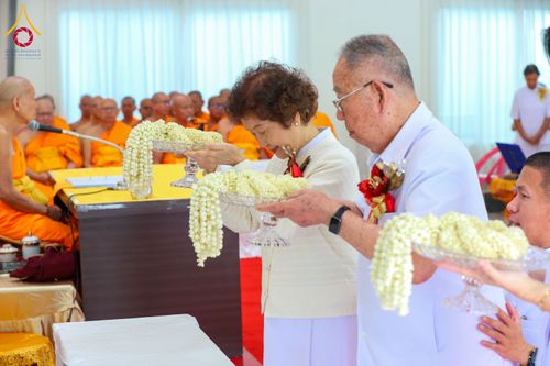 ภาพ No.291136:วันพุธที่ 7 มกราคม พ.ศ. 2569  พิธีบรรจุพระบรมสารีริกธาตุภายในพระเกตุองค์พระประธาน สมโภชพระประธาน พระธรรมกาย พิธีทอดผ้าป่า บุญแสงสว่าง ติดตั้งโซล่าเซล ณ ศูนย์ปฏิบัติธรรมพระมงคลเทพมุนี อ.สองพี่น้อง จ.สุพรรณบุรี