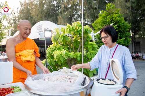 ภาพ No.288281:วันที่ 5 มกราคม พ.ศ. 2569 พิธีถวายภัตตาหารเป็นสังฆทาน แด่พระธรรมยาตรา ในโครงการธรรมยาตรา กตัญญูบูชา มหาปูชนียาจารย์ พระมงคลเทพมุนี(สด จนฺทสโร) พระผู้ปราบมาร อนุสรณ์สถาน 7 แห่ง ปีที่ 14 ณ อนุสรณ์สถานมหาวิหารพระมงคลเทพมุนี (โลตัสแลนด์) อ.สองพี่น้อง จ.สุพรร