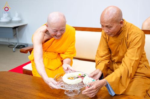 ภาพ No.324801:วันอังคารที่ 21 เมษายน พ.ศ.2569  หลวงพ่อทัตตชีโว รองเจ้าอาวาสวัดพระธรรมกาย ถวายการต้อนรับและปฏิสันถารคณะสงฆ์จากประเทศเวียดนาม
