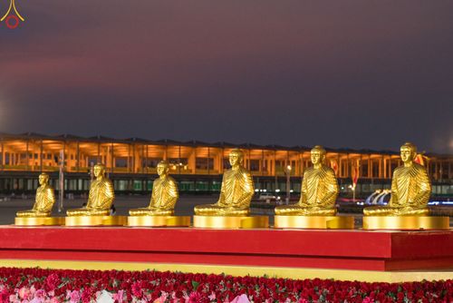 ภาพ No.79255:พิธีอัญเชิญองค์พระบรมพุทธเจ้า 24 องค์ เวียนประทักษิณรอบพระมหาธรรมกายเจดีย์ ณ วัดพระธรรมกาย  วันที่ 2 เมษายน พ.ศ. 2566