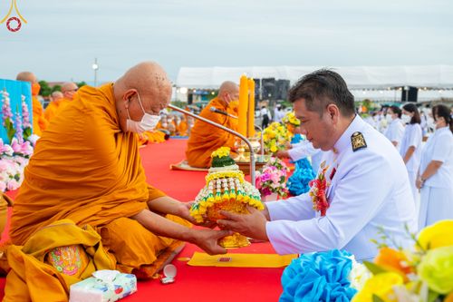 ภาพ No.49617:ประมวลภาพพิธีตักบาตรพระสงฆ์ 1,091 รูป เนื่องในวันแม่แห่งชาติ ณ ตลาดจัมโบ้ ชุดที่ 2