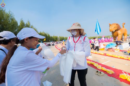 ภาพ No.301536:ภาพเบื้องหลังอาสาสมัครรวมใจ ชุดที่ 4 ในโครงการธรรมยาตรา กตัญญูบูชา มหาปูชนียาจารย์ พระมงคลเทพมุนี(สด จนฺทสโร) พระผู้ปราบมาร อนุสรณ์สถาน 7 แห่ง ปีที่ 14