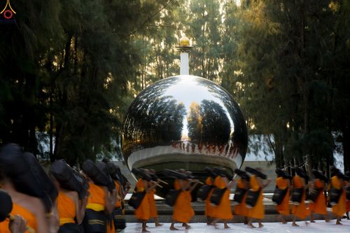 ภาพ No.288483:วันที่ 4 มกราคม พ.ศ. 2569 พระธรรมยาตราปฏิบัติธรรม และถ่ายภาพหมู่ประวัติศาสตร์ ในโครงการธรรมยาตรา กตัญญูบูชา มหาปูชนียาจารย์ พระมงคลเทพมุนี(สด จนฺทสโร) พระผู้ปราบมาร อนุสรณ์สถาน 7 แห่ง ปีที่ 14 ณ อนุสรณ์สถานมหาวิหารพระมงคลเทพมุนี (โลตัสแลนด์) อ.สองพี่น้อง