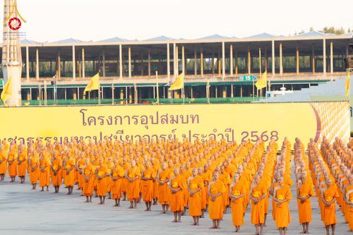 ภาพ No.285218:วันจันทร์ที่ 15 ธันวาคม พ.ศ.2568  บันทึกภาพหมู่ประวัติศาสตร์ โครงการบรรพชาอุปสมบทหมู่  รุ่นบูชาธรรมมหาปูชนียาจารย์ ประจำปี 2568 ณ ลานธรรมมหาธรรมกายเจดีย์ วัดพระธรรมกาย
