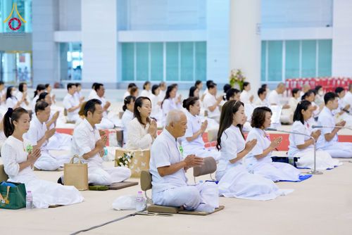 ภาพ No.284943:วันอาทิตย์ที่ 14 ธันวาคม พ.ศ.2568  พิธีปฏิบัติธรรม พิธีถวายภัตตาหารเป็นสังฆทาน พิธีมอบต้นสมบัติจักรพรรดิ ถวายแด่เจ้าอาวาสและประธานสงฆ์ 236 ศูนย์ส่งเสริมศีลธรรมทั่วโลก ณ สภาธรรมกายสากล วัดพระธรรมกาย