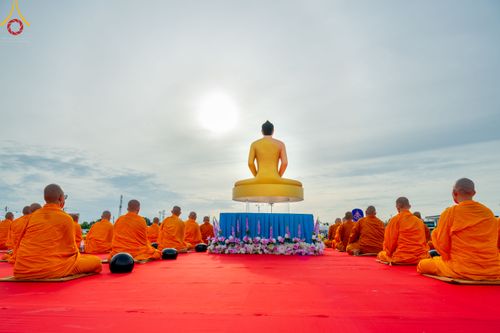 ภาพ No.49622:ประมวลภาพพิธีตักบาตรพระสงฆ์ 1,091 รูป เนื่องในวันแม่แห่งชาติ ณ ตลาดจัมโบ้ ชุดที่ 2