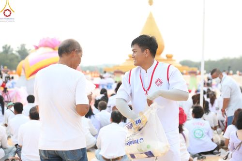 ภาพ No.130177:V.34 เพื่อธรรมเพื่อบางกล่ำ การรับบุญของเจ้าหน้าที่หน่วยงานต่างๆ  เพื่องานธรรมยาตราอัญเชิญพระบรมสารีริกธาตุ ประดิษฐาน ณ มหารัตนเจดีย์สิริปทุมสวรรค์ (เจดีย์อริยพุทธะ 5 พระองค์) ณ ศูนย์ปฏิบัติธรรมภาคใต้ อ.บางกล่ำ จ.สงขลา ระหว่างวันที่ 9-10 มีนาคม พ.ศ. 2567