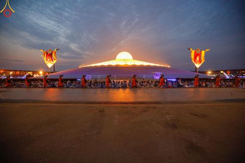ภาพ No.120486:พิธีต้อนรับพระธรรมยาตรา ในโครงการธรรมยาตรา กตัญญูบูชา มหาปูชนียาจารย์ พระมงคลเทพมุนี(สด จนฺทสโร) พระผู้ปราบมาร อนุสรณ์สถาน 7 แห่ง ปีที่ 12 วันที่ 28 มกราคม พ.ศ. 2567 ณ วัดพระธรรมกาย จ.ปทุมธานี (ชุดที่ 2)