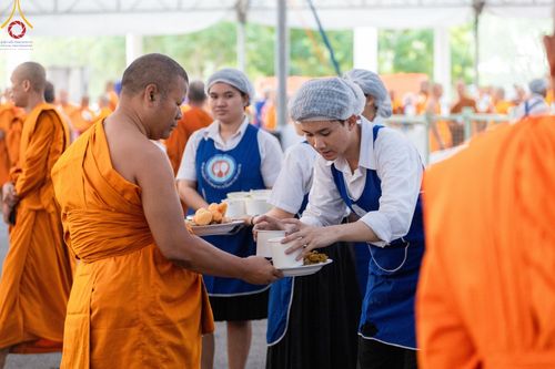 ภาพ No.58992:V.40 ภัตตาหารพระหมื่นวัด เราจัดให้ การปฏิบัติงานของเจ้าหน้าที่และอาสาสมัคร เพื่อรับบุญในการถวายภัตตาหาร แด่คณะสงฆ์ 10,000 กว่าวัดทั่วประเทศ ที่มาร่วมงานวันคุ้มครองโลก จันทร์ที่ 22 เมษายน พ.ศ. 2567 ณ วัดพระธรรมกาย