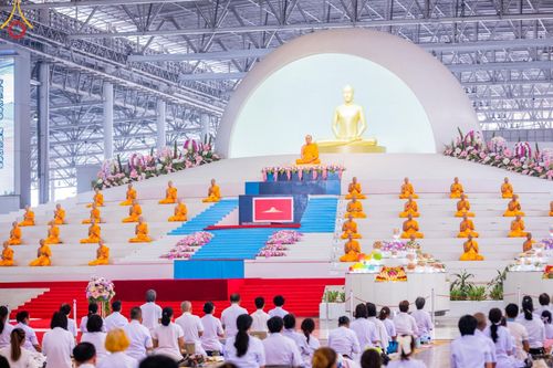 ภาพ No.136737:พิธีตักบาตร พิธีบูชาข้าวพระ ในวันอาทิตย์ต้นเดือนที่ 5 พฤษภาคม พ.ศ. 2567 ณ วัดพระธรรมกาย จ.ปทุมธานี