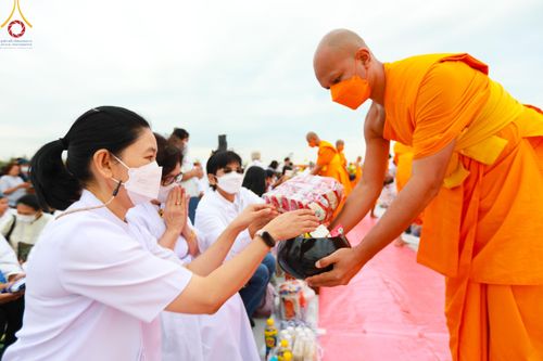 ภาพ No.118639:พิธีตักบาตรพระธรรมยาตรา ปีที่ 12 ณ อนุสรณ์สถานลำดับที่ 5 สถานที่เผยแผ่วิชชาธรรมกายครั้งแรก อนุสรณ์สถานบางปลา จ.นครปฐม วันที่ 25 มกราคม พ.ศ. 2567