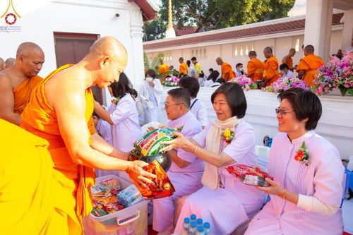 ภาพ No.197811:พิธีตักบาตรพระธรรมยาตรา ณ อนุสรณ์สถานลำดับที่ 4 สถานที่เกิดด้วยกายธรรม วัดโบสถ์(บน) ต.บางคูเวียง จ.นนทบุรี ในโครงการธรรมยาตรา กตัญญูบูชา มหาปูชนียาจารย์ พระมงคลเทพมุนี(สด จนฺทสโร) พระผู้ปราบมาร อนุสรณ์สถาน 7 แห่ง ปีที่ 13 วันที่ 19 มกราคม พ.ศ. 2568