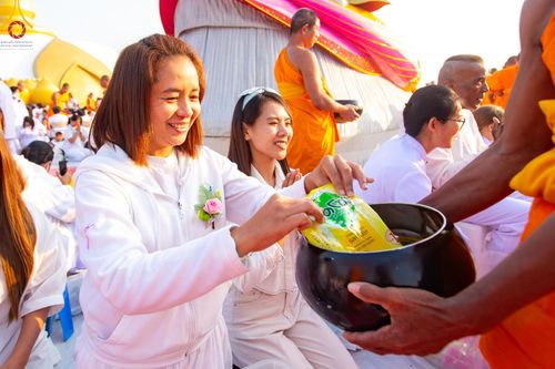 ภาพ No.201200:พิธีตักบาตรพระธรรมยาตรา ณ อนุสรณ์สถานลำดับที่ 5 สถานที่เผยแผ่วิชชาธรรมกายครั้งแรก อนุสรณ์สถานบางปลา วัดบางปลา อำเภอบางเลน จังหวัดนครปฐม ในโครงการธรรมยาตรา กตัญญูบูชา มหาปูชนียาจารย์ พระมงคลเทพมุนี(สด จนฺทสโร) พระผู้ปราบมาร อนุสรณ์สถาน 7 แห่ง ปีที่ 13