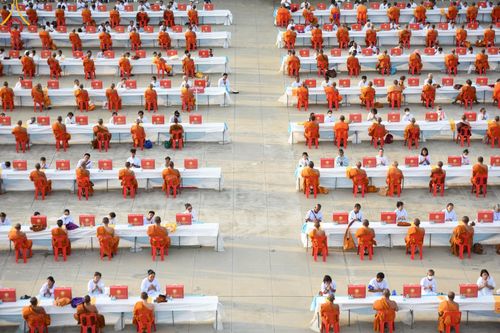 ภาพ No.221733:วันอังคารที่ 22 เมษายน พ.ศ. 2568 ภาพพิธีถวายมหาสังฆทานคณะสงฆ์ 40,000 กว่าวัดทั่วประเทศ เนื่องในวันคุ้มครองโลก ชุดที่ 2 (ปลื้มให้สมการรอคอย) ณ ลานธรรมพระมหาธรรมกายเจดีย์ วัดพระธรรมกาย