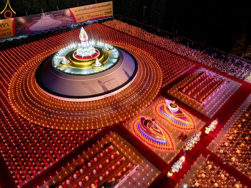 ภาพ No.192809:พิธีจุดประทีปถวายเป็นพุทธบูชา และบูชาธรรมมหาปูชนียาจารย์ ณ อนุสรณ์สถานคลองบางนางแท่น อ.สามพราน จ.นครปฐม ในโครงการธรรมยาตรา กตัญญูบูชา มหาปูชนียาจารย์ พระมงคลเทพมุนี(สด จนฺทสโร) พระผู้ปราบมาร อนุสรณ์สถาน 7 แห่ง ปีที่ 13 วันที่ 10 มกราคม พ.ศ. 2568